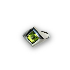 Pyra peridot ring