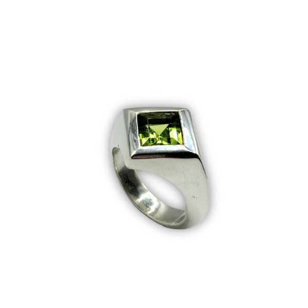 Pyra peridot ring