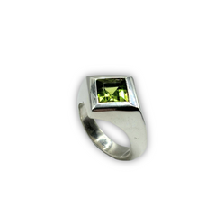 Pyra peridot ring